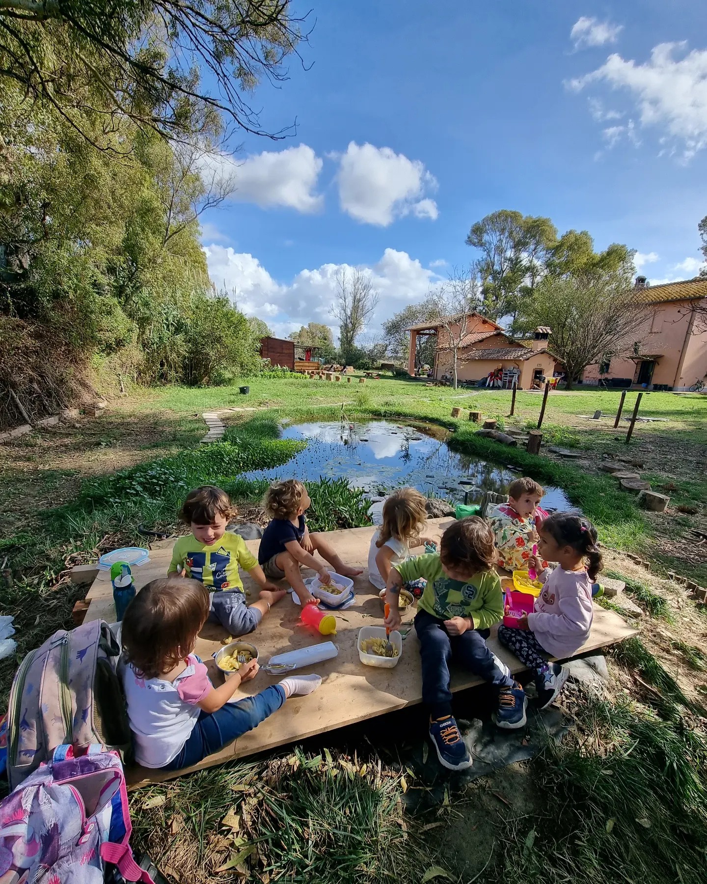 Bambini dell'Escuelita Viva pranzano insieme nella natura